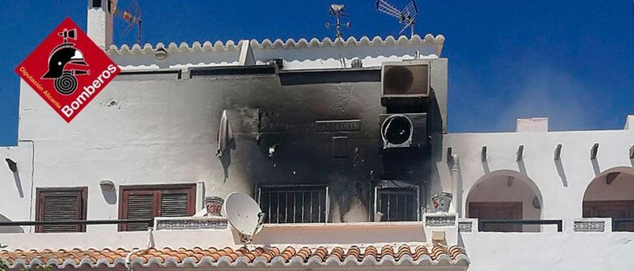 Intervención de los Bomberos en el incendio que ha calcinado un primer piso de una vivienda adosada en la Avenida de Torreblanca en Torrevieja