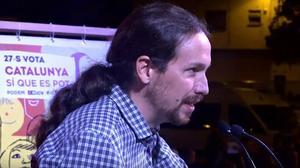 El líder de Podem, Pablo Iglesias, va respondre a Artur Mas, en indi, en un míting aquest dilluns a Nou Barris.