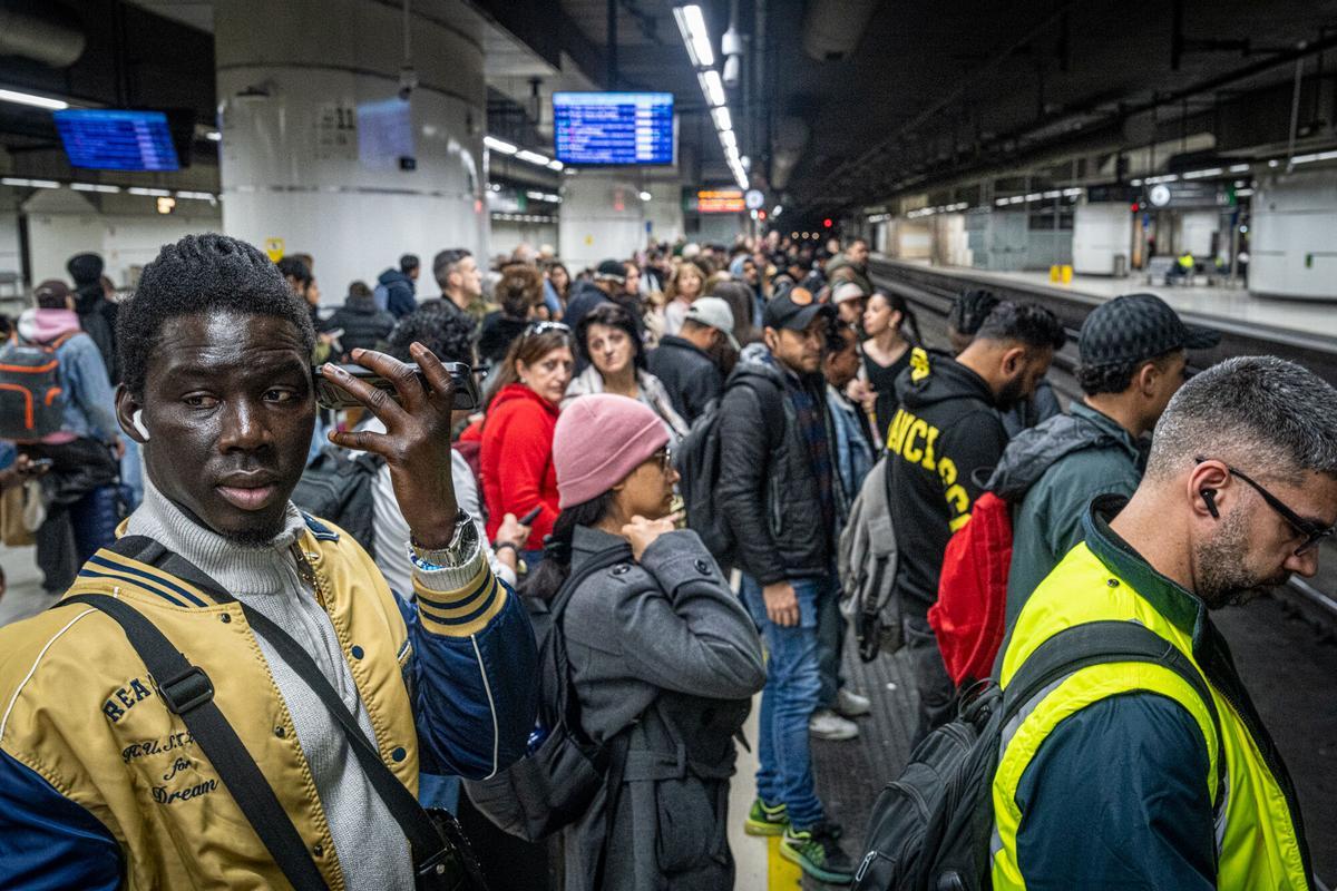 Ambiente esta tarde en la estación de  Sants de Barcelona. Trenes saturados y retrasos, tras el temporal