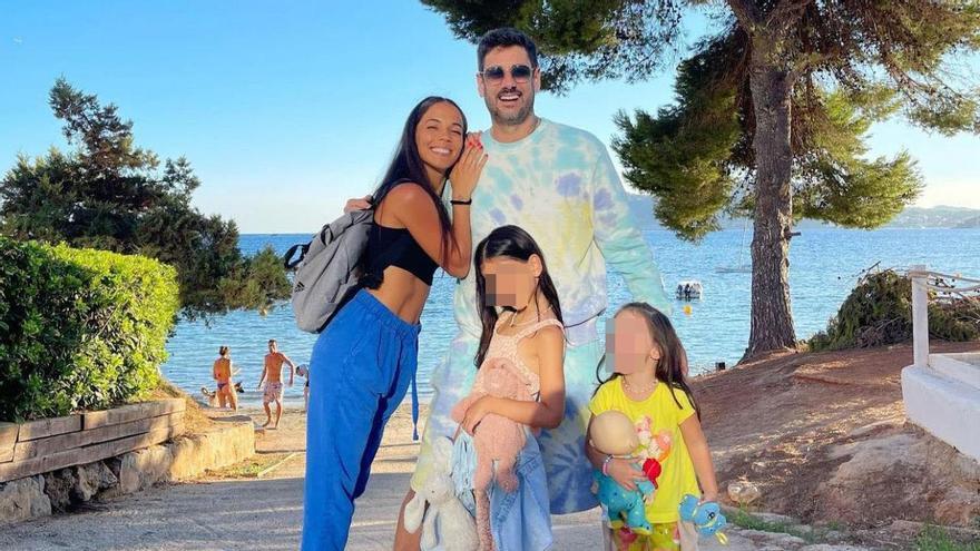 Melendi con su pareja, Julia Nakamatsu, y sus dos hijas en Ibiza.