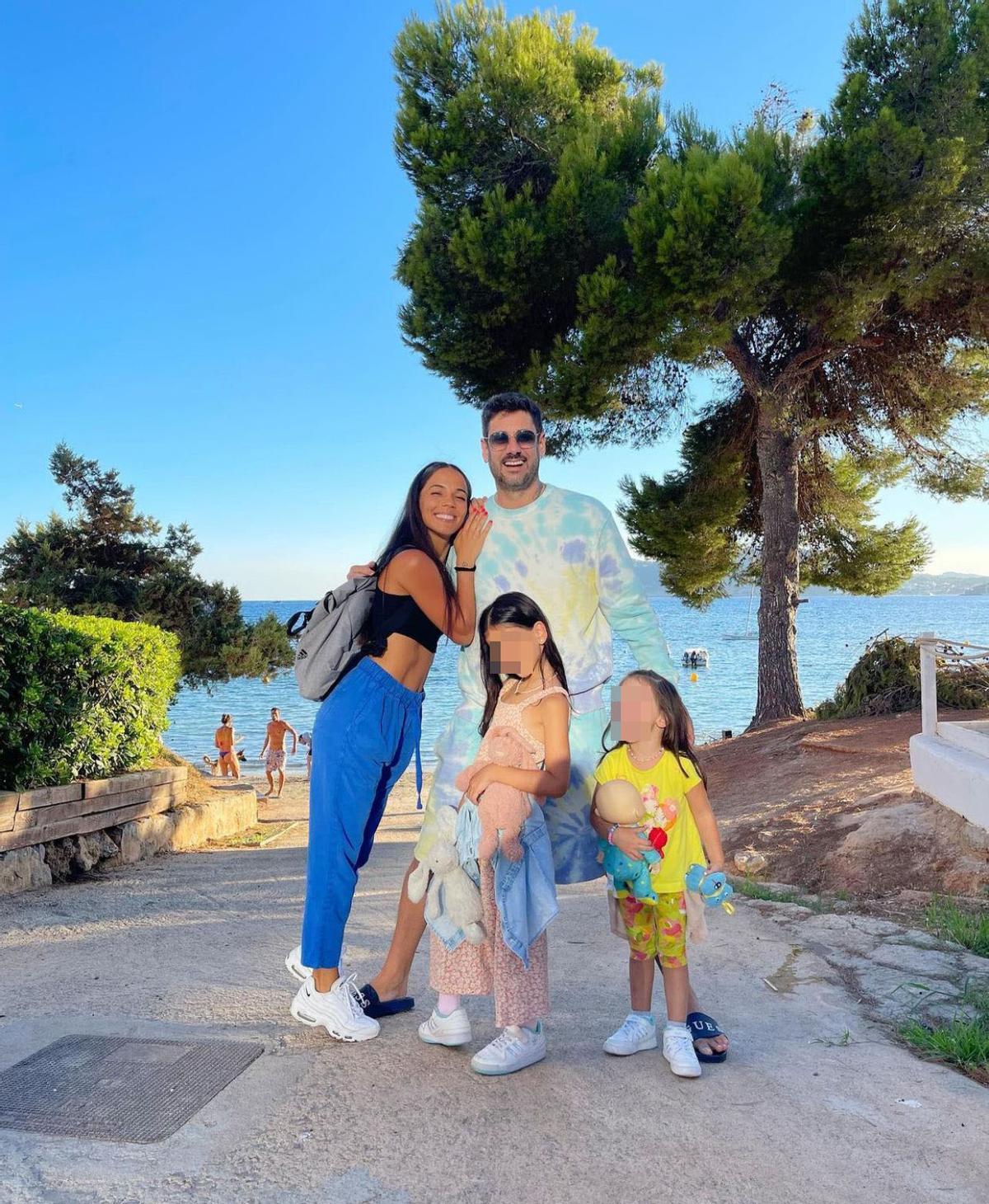 Melendi con su pareja, Julia Nakamatsu, y sus dos hijas en Ibiza.