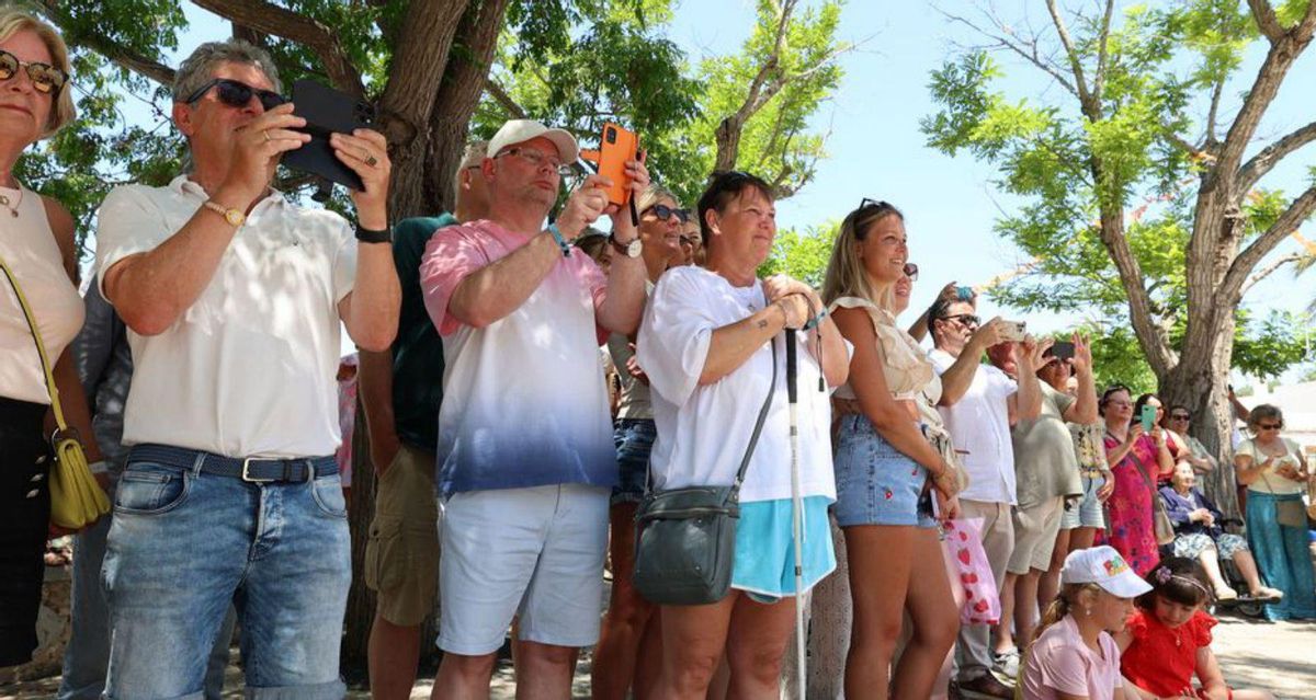 El público aprovechó para grabar y fotografíar la exhibición.