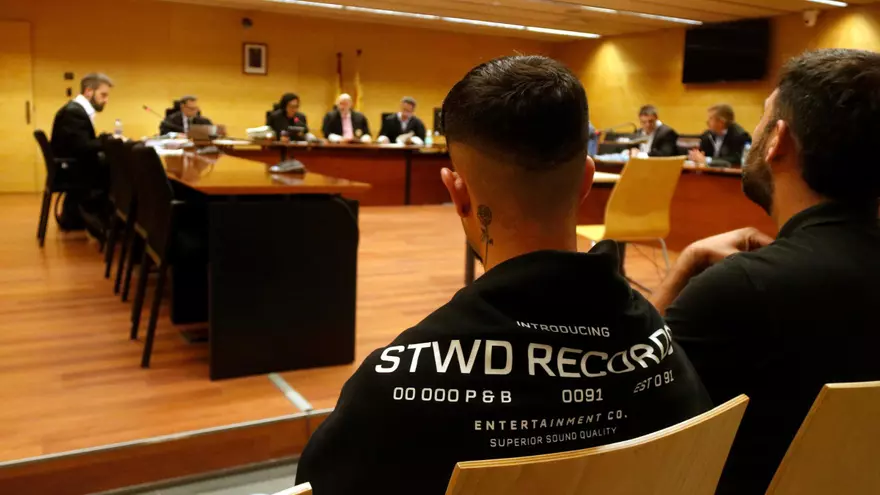 Video: Jutgen un jove que afronta 28 anys de presó per abusar de dues menors a qui va conèixer per xarxes a Caldes de Malavella
