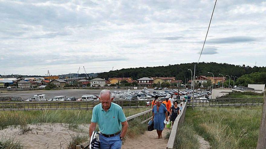 La arena engulle las pasarelas en San Juan