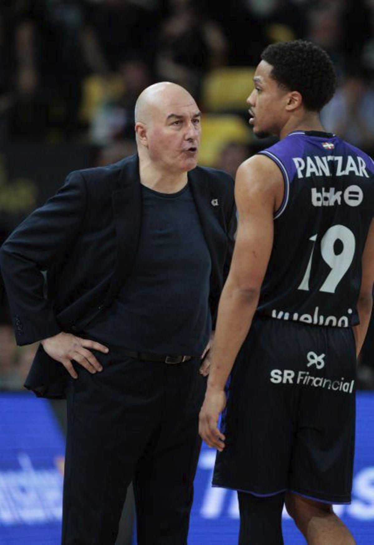 Jaume Ponsarnau, entrenador del Surne Bilbao, da instrucciones a Pantzar. | ACB PHOTO/AITOR ARRIZABALAGA