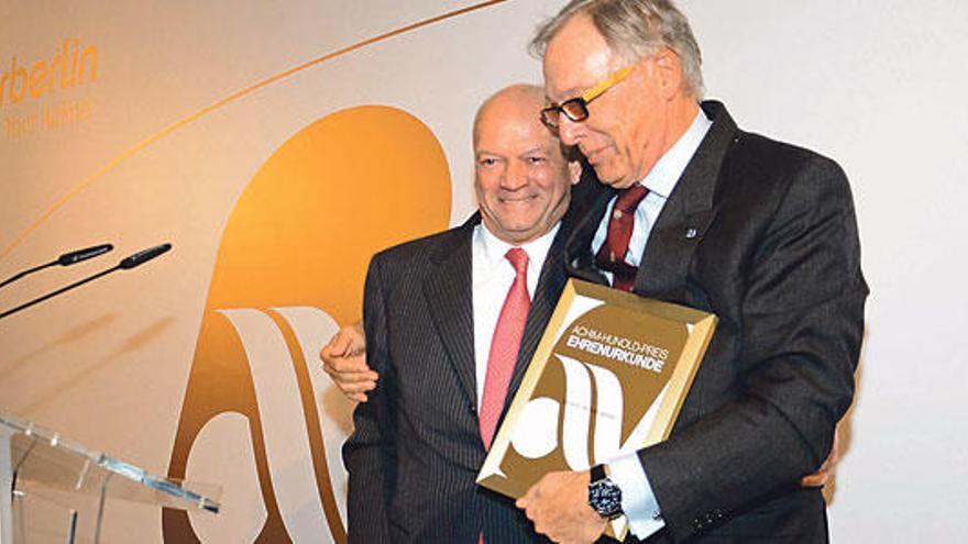 Joachim Hunold entrega un premio de reconocimiento a Middelmann.