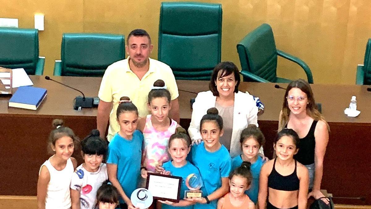 La gimnasta Naomí Magraner y sus compañeras en el ayuntamiento de Catarroja.