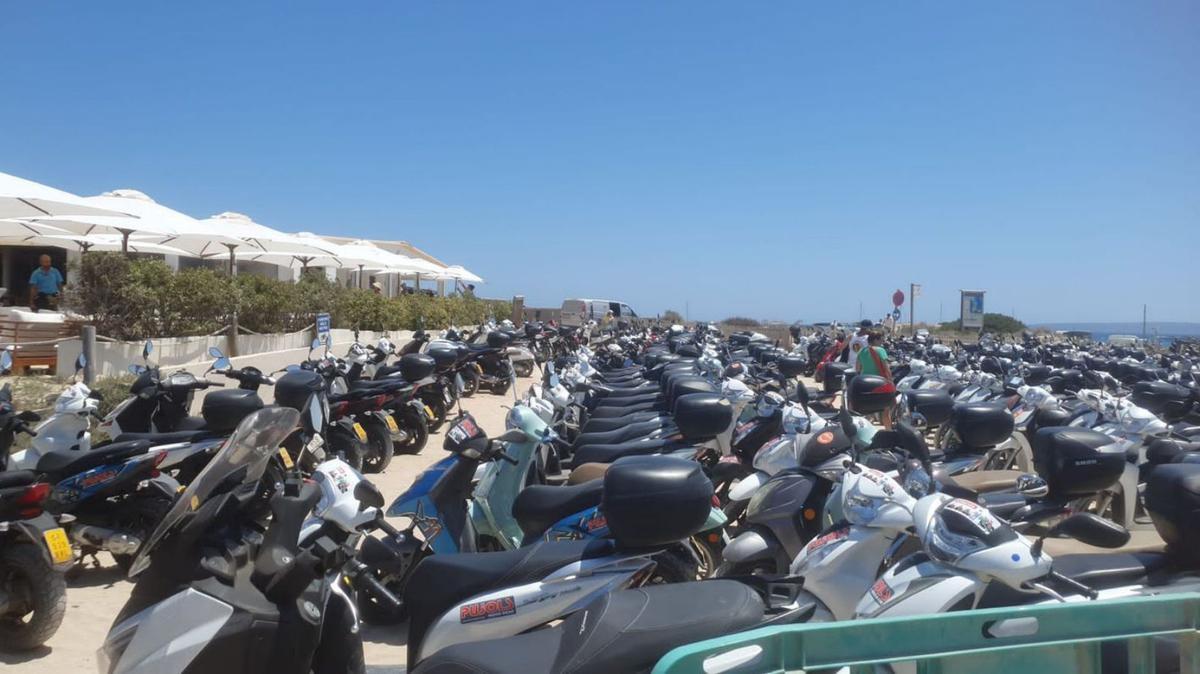 Mientras el Govern estudia la capacidad de cargarse Formentera y el resto de Balears, esta es la realidad  sostenible de Illetes cuando todavía no ha empezado la temporada. | DM