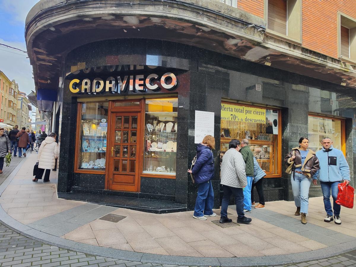 Exterior de la Joyería Cadavieco, de Grado, en una imagen tomada este domingo.