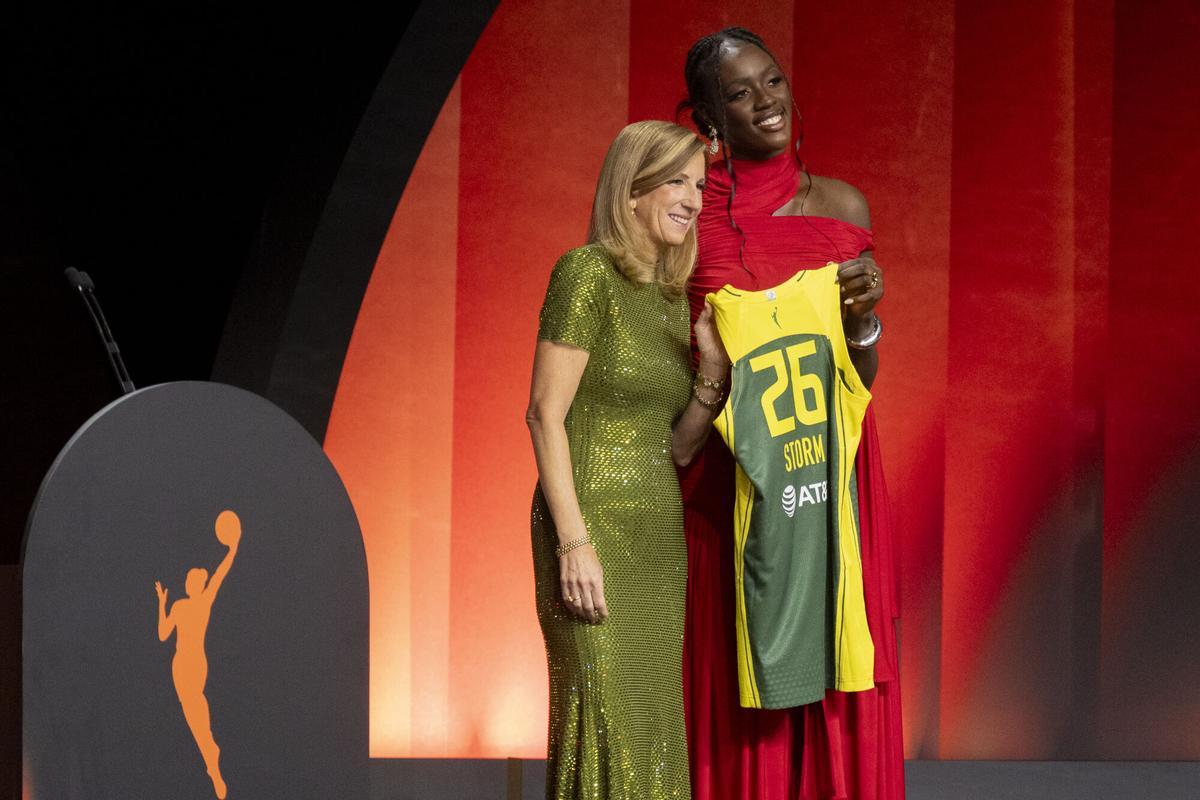 La jugadora española Awa Fam Thiam posa junto a la comisionada de la WNBA, Cathy Engelbert, tras ser seleccionada en el tercer lugar por las Seattle Storm en el draft de la Asociación Nacional de Baloncesto Femenino. EFE/ Ángel Colmenares