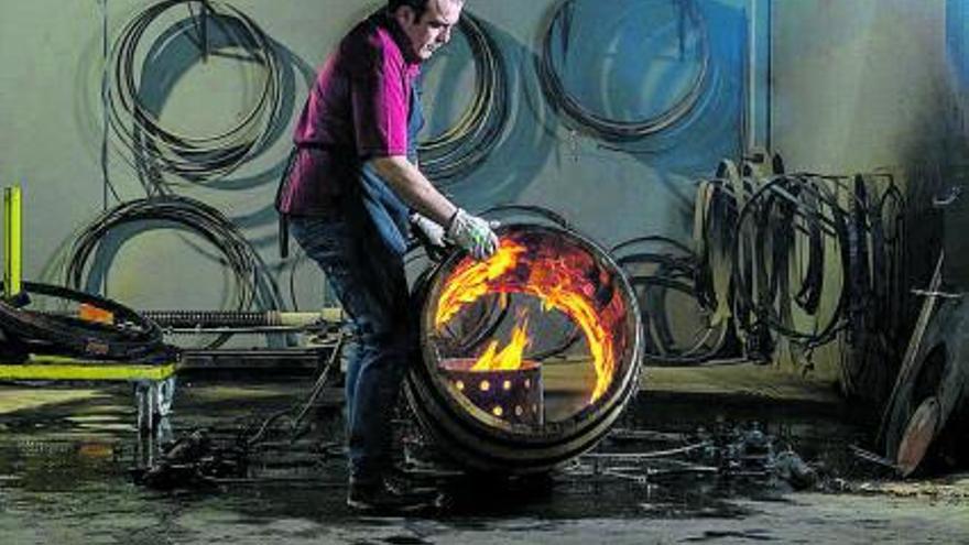 Fernando Gangutia tostando la madera de una barrica.  urban