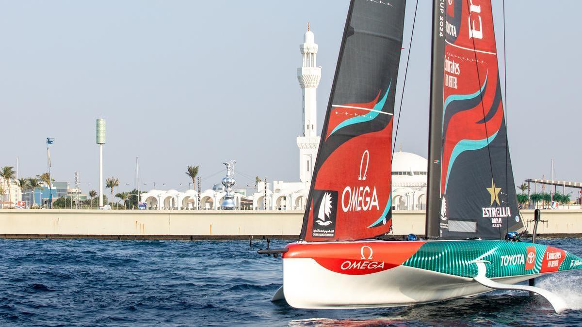 El velero del Emirates Team New Zealand entrena en el Mar Rojo antes de la regata preliminar de la Copa América, en Jeddah.