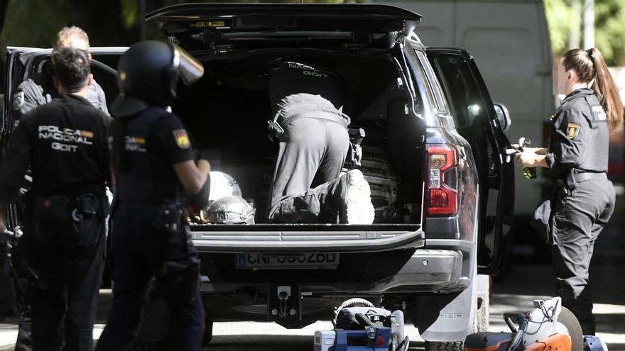 Así actuó la Policía en La Fama: imágenes de las detenciones y los registros