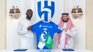 Kalidou Koulibaly, exjugador del Chelsea, durante su presentación con el Al Hilal saudí.