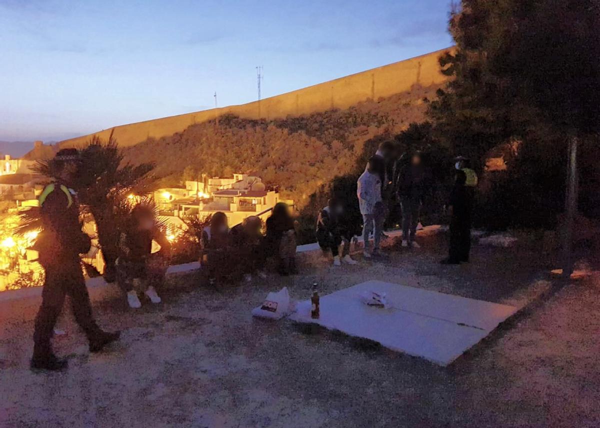 Botellón desmantelado en el Castillo de Santa Bárbara, Alicante
