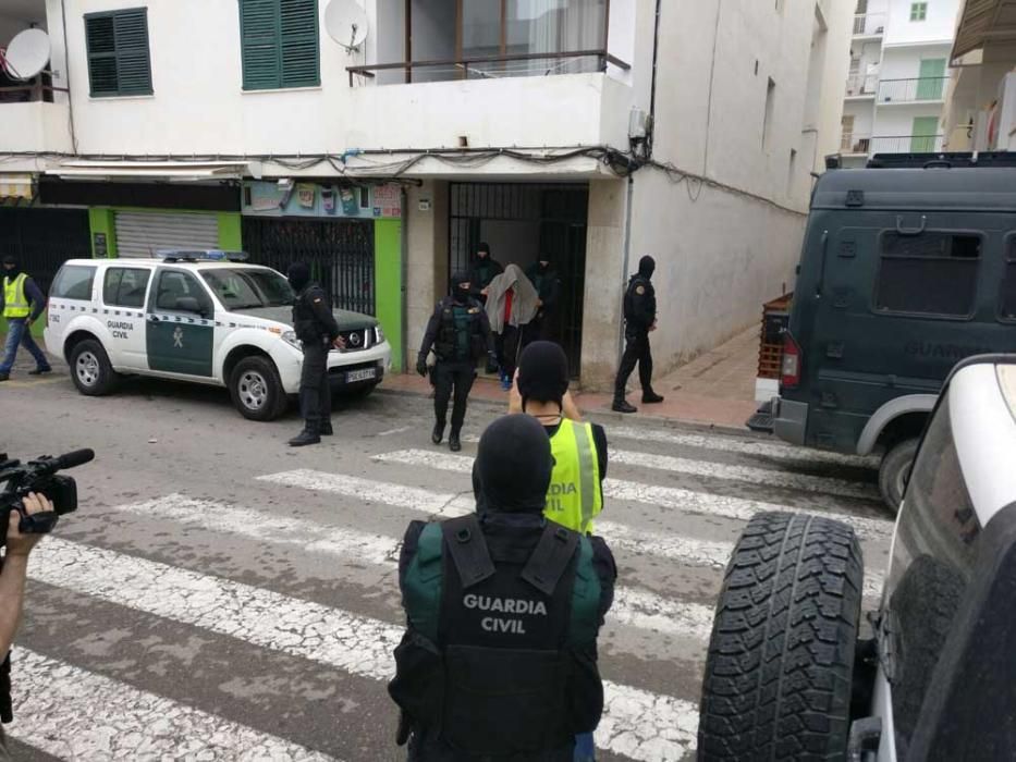 Agentes durante el registro de la primera de las viviendas en la calle Cervantes.