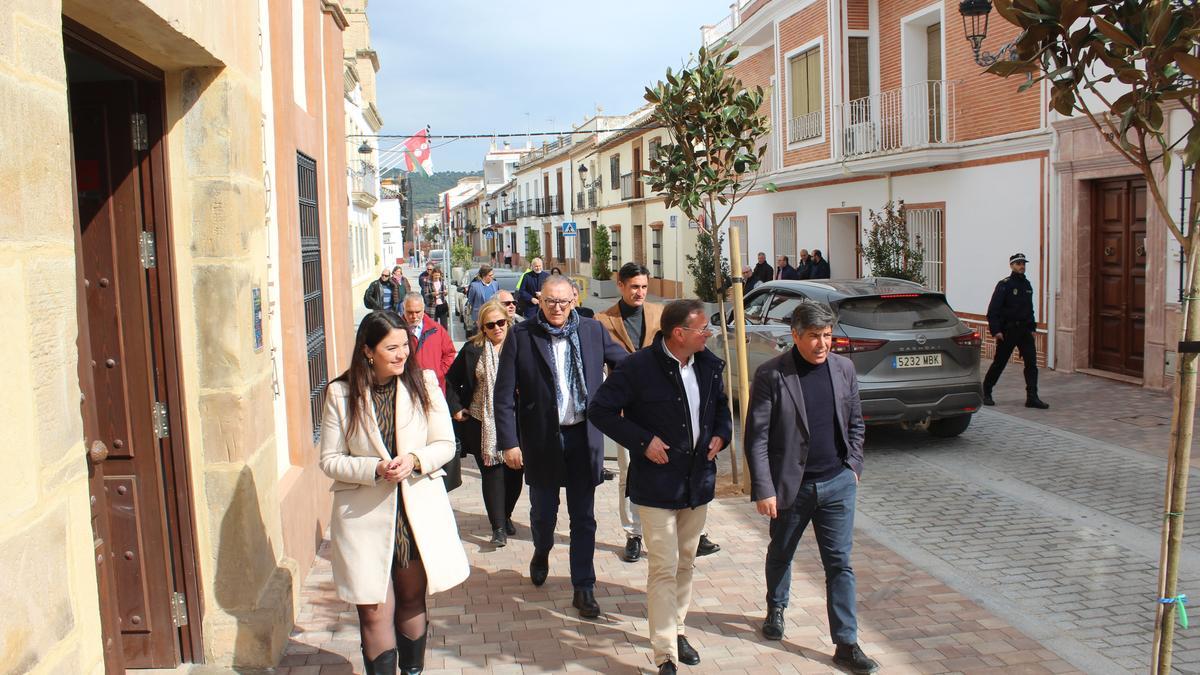 Los diputados y el alcalde, este martes en la calle Alcolea.