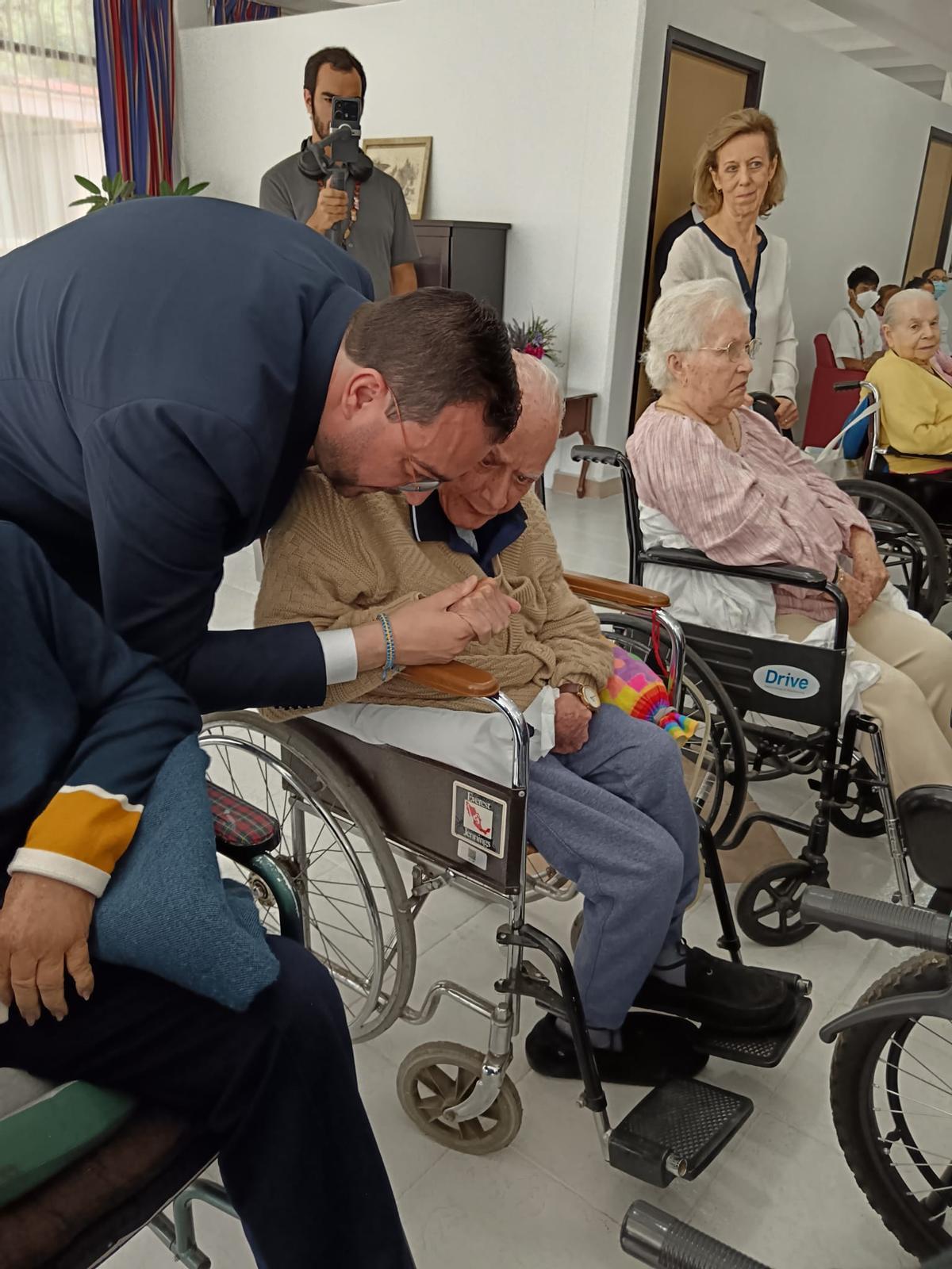 Barbón saludando a los residentes en el Hospital Español.
