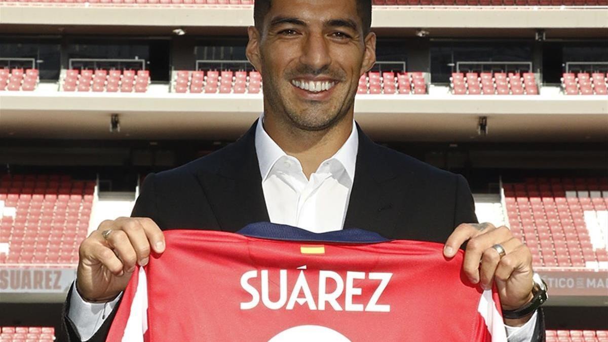 Suárez posa con el nueve del Atlético en el Metropolitano.