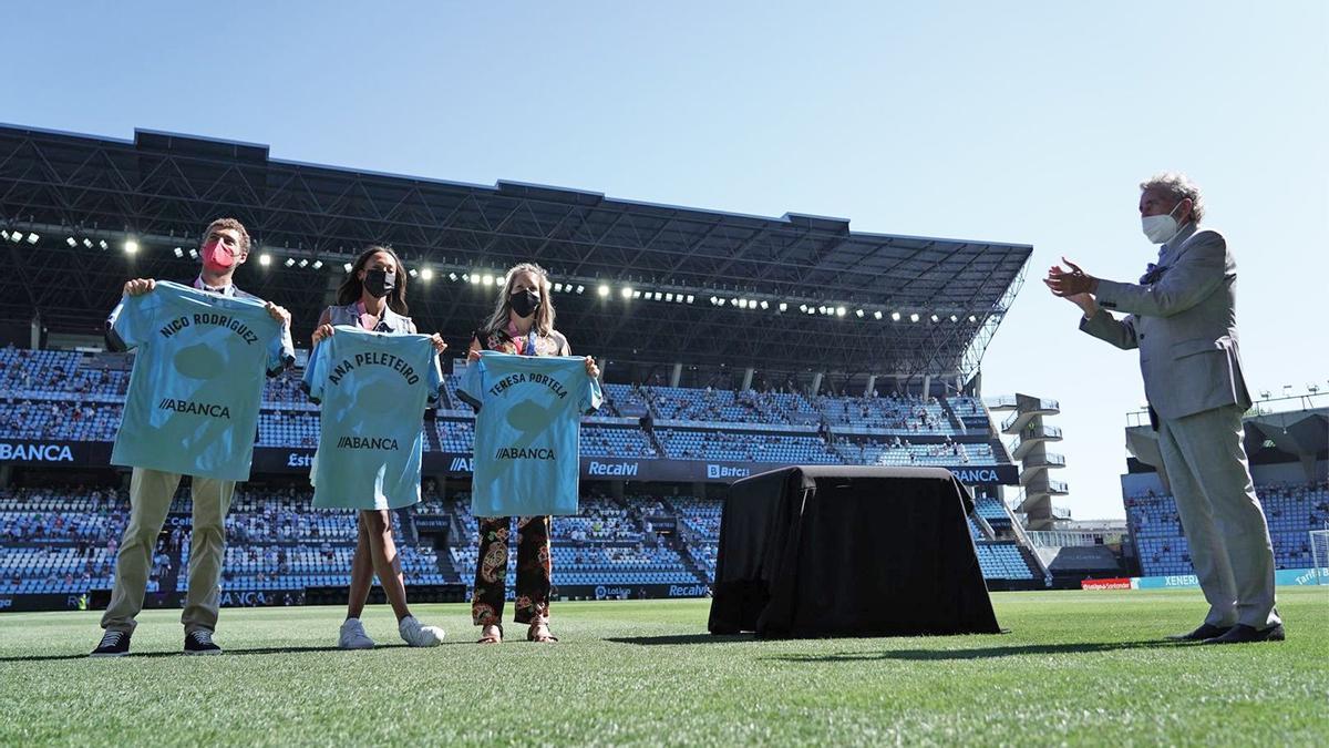 Nico Rodríguez, Ana Peleteiro y Teresa Portela reciben el aplauso de Balaídos