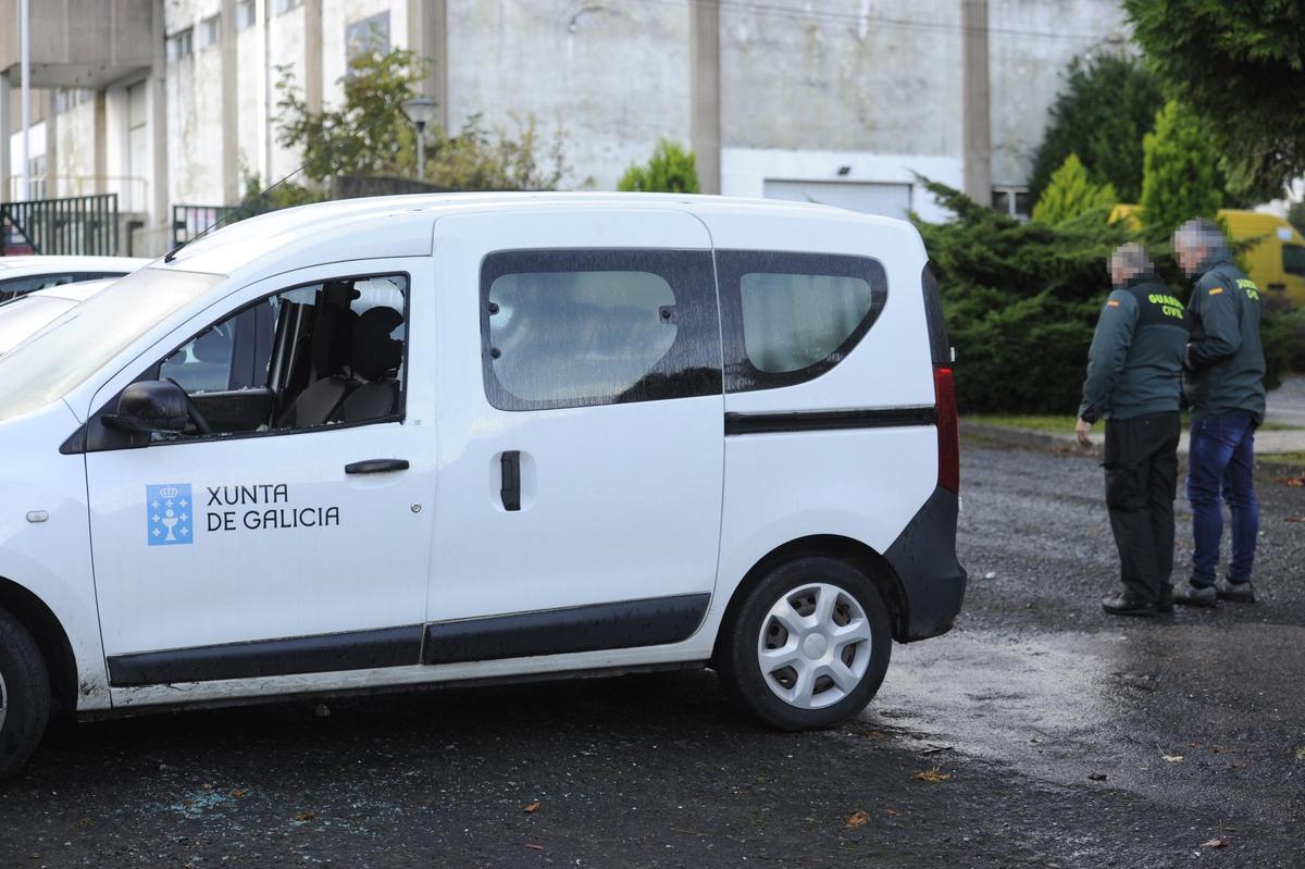 Destrozos causados en coches de la Xunta en Silleda en 2023.