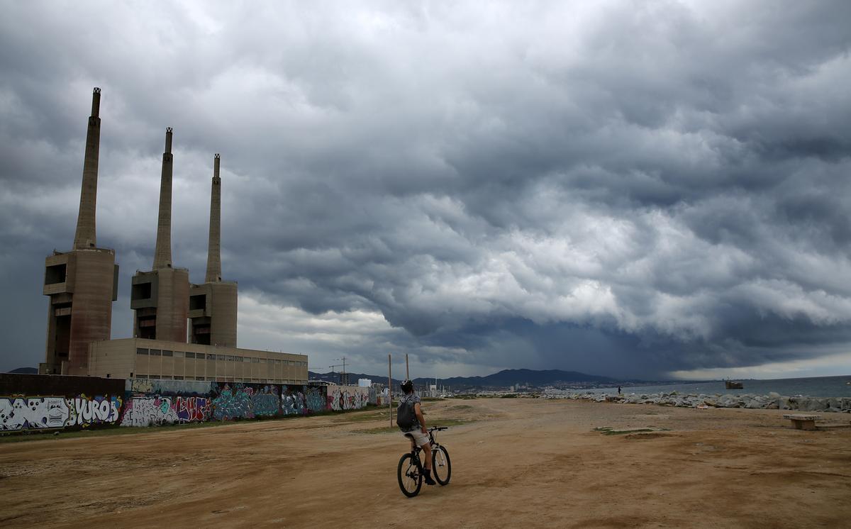 Nuves oscuras, tormenta amenazadora en la playa de Chernóbil, en Sant Adrià del Besòs.jpg