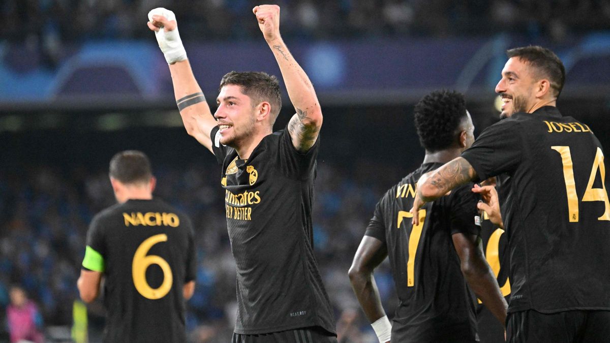 Fede Valverde celebra un gol del Real Madrid contra el Nápoles en la Champions.