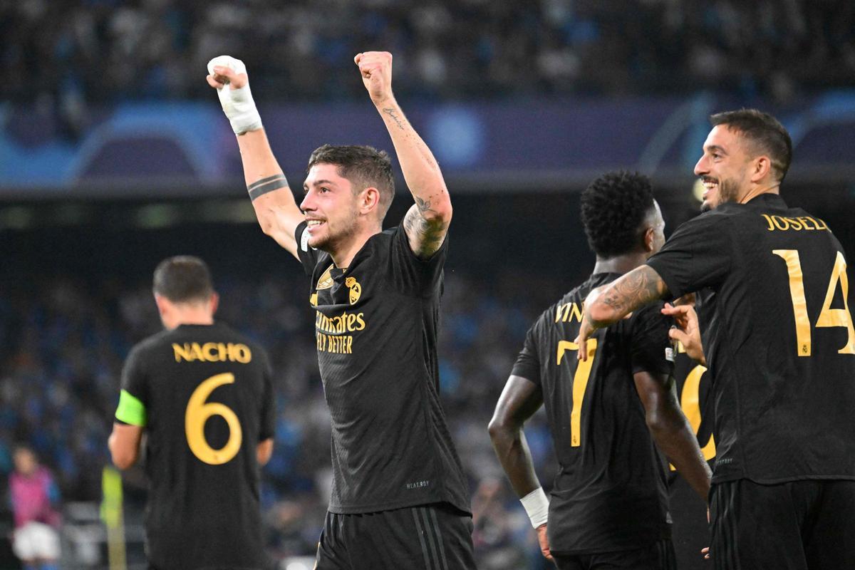 Fede Valverde celebra un gol del Real Madrid contra el Nápoles en la Champions.