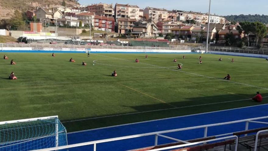 Femení del Sallent i el Berguedà assegudes abans de començar el partit