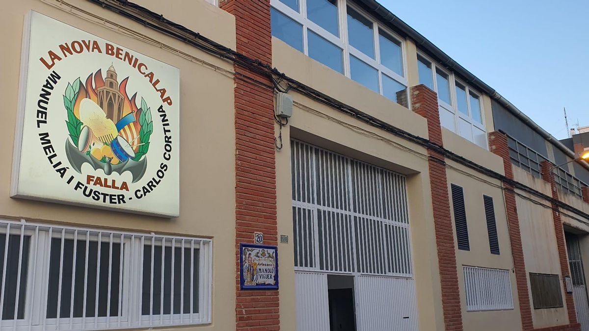 La puerta del taller, con su "rajola", ya tiene también el escudo de la falla