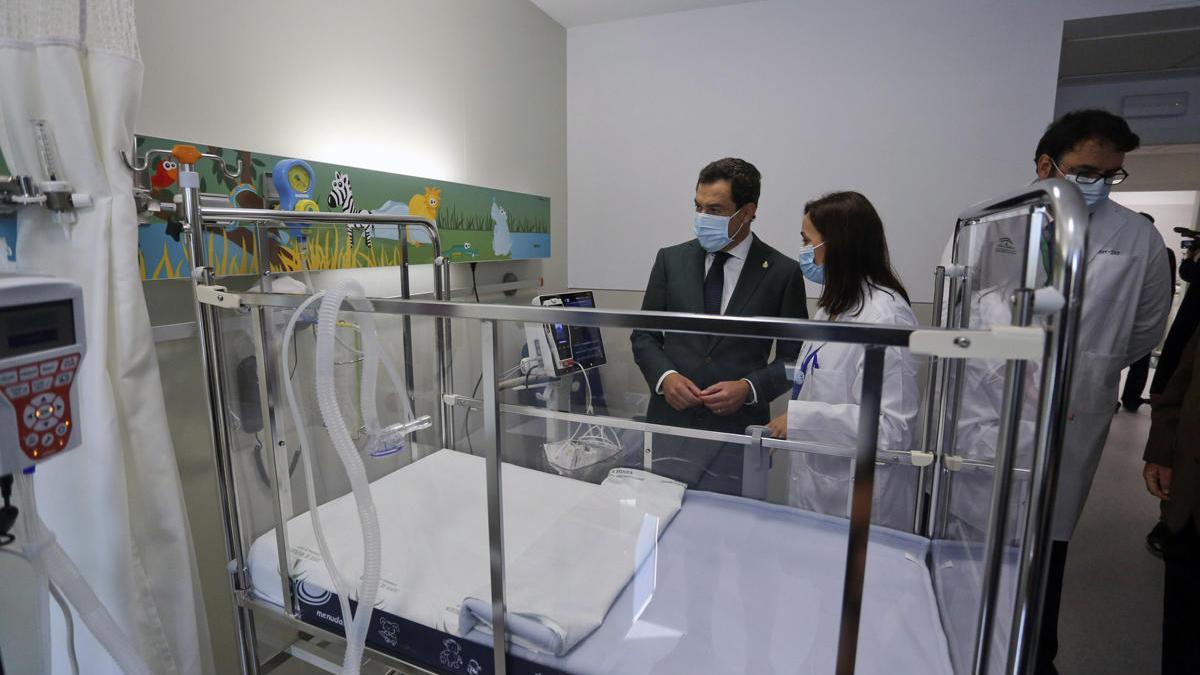 El presidente de la Junta, Juanma Moreno,  visita las obras de reforma del Hospital Materno Infantil de Málaga