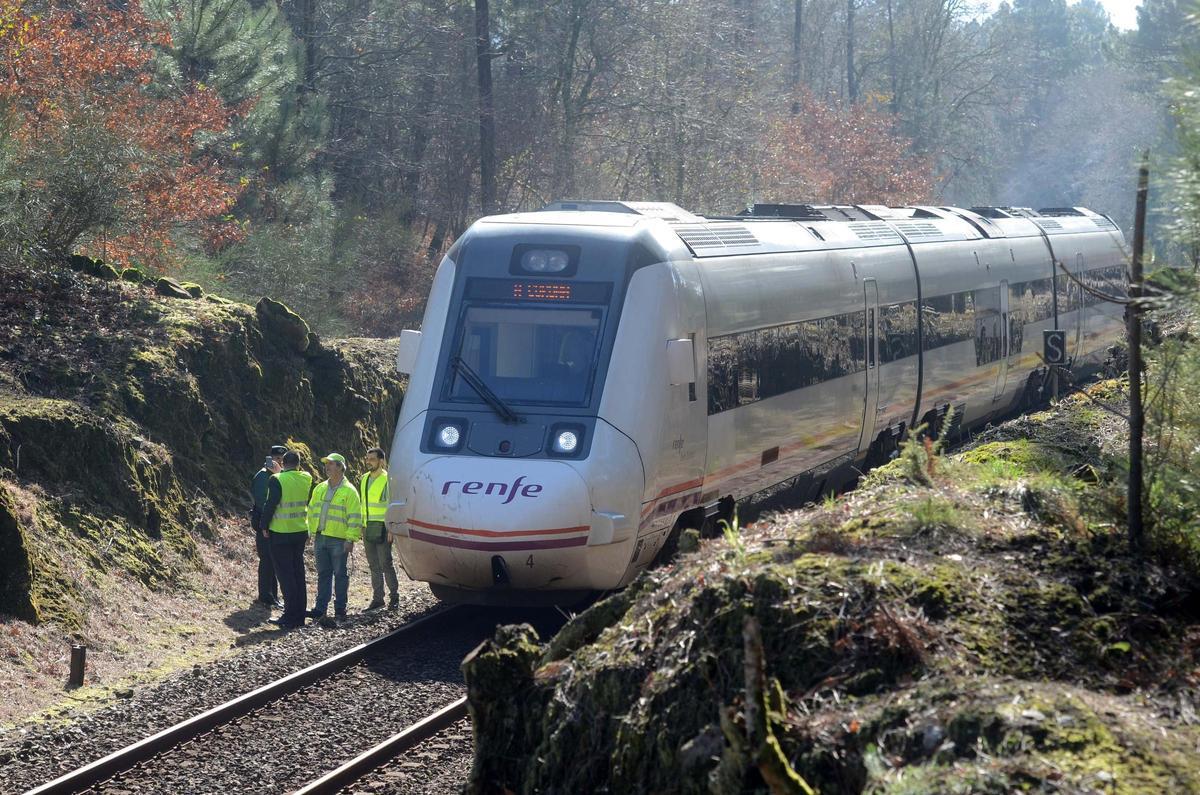 Un tren detenido en Catoira tras un atropello mortal ocurrido hace años.