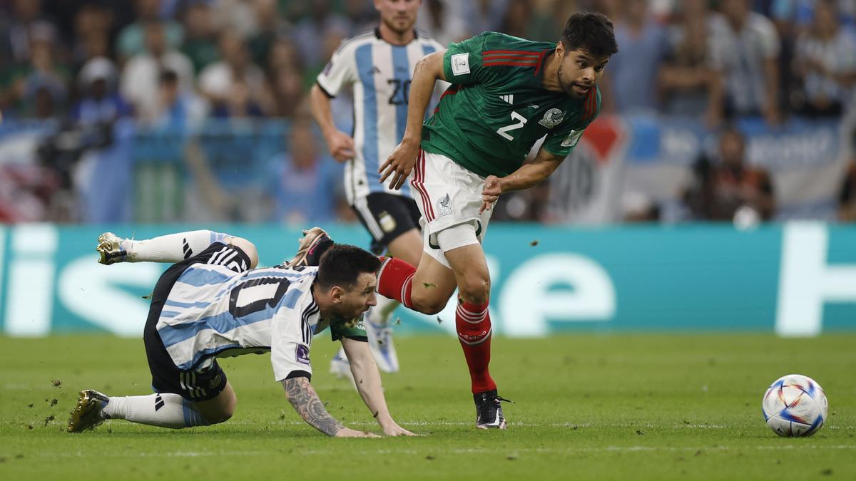 Mundial de Fútbol: Argentina - México. Lionel Messi cae en la disputa de un balón con Néstor Araújo de México