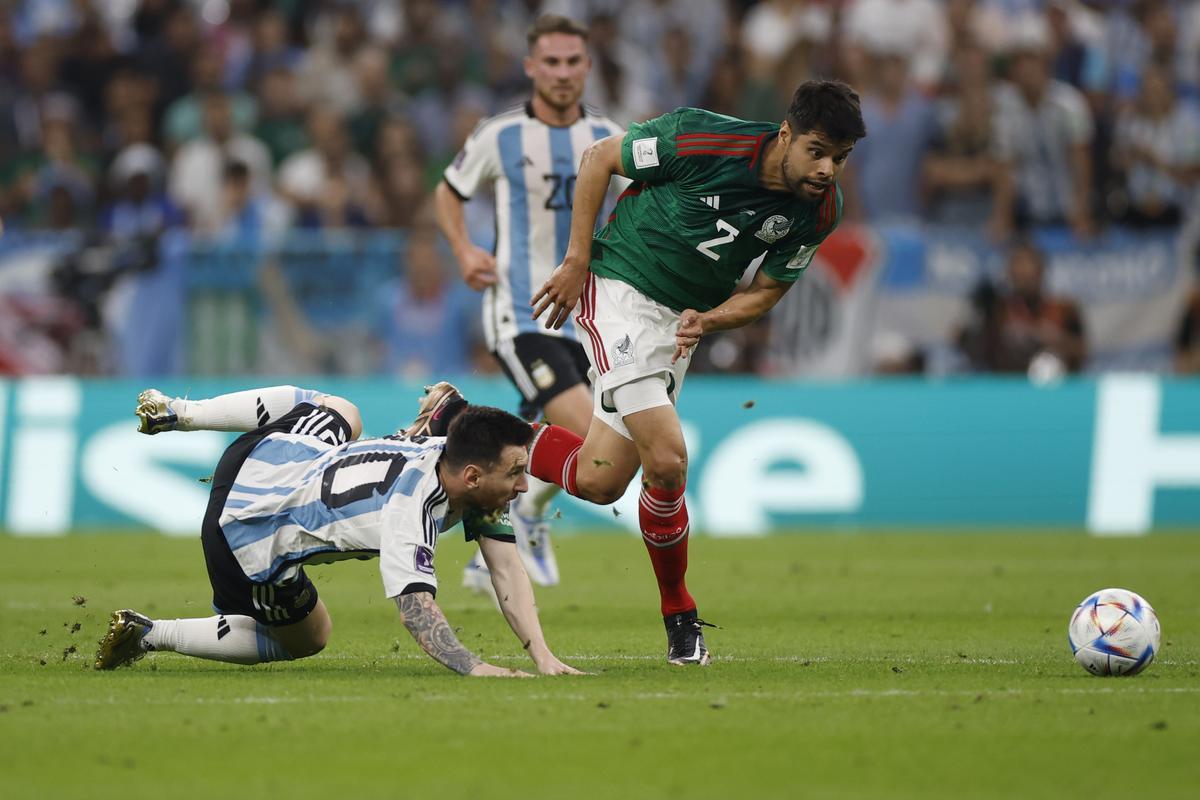 Mundial de Fútbol: Argentina - México. Lionel Messi cae en la disputa de un balón con Néstor Araújo de México