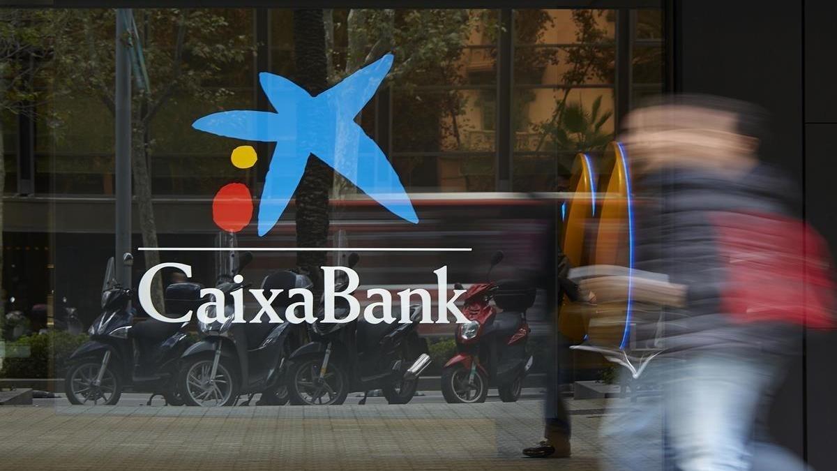 Caixabank estudia la fusión con Bankia