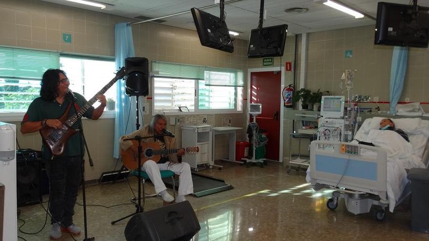 Padre e hijo durante el concierto en el Hospital Costa del Sol.