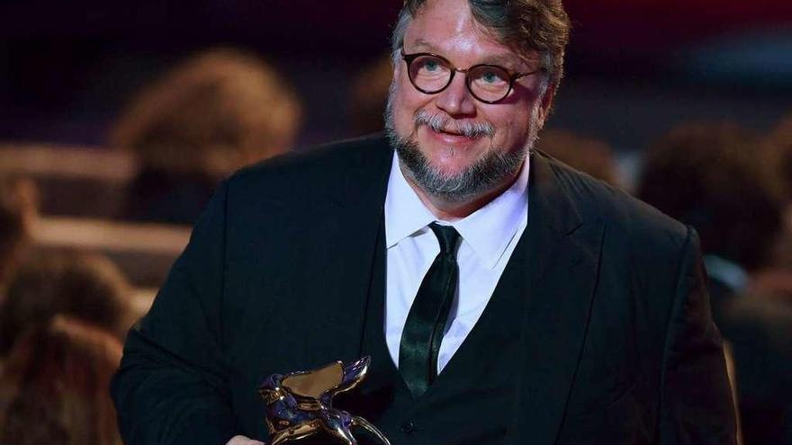 El cineasta Guillermo del Toro, ayer, tras recoger el galardón.