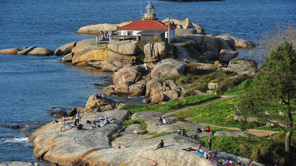 Gente disfruta de un día soleado en la Illa de Arousa