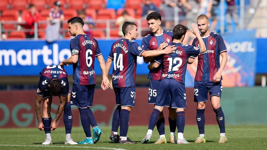 Jugadores del Eibar celebran un gol en su último encuentro ante el Burgos.
