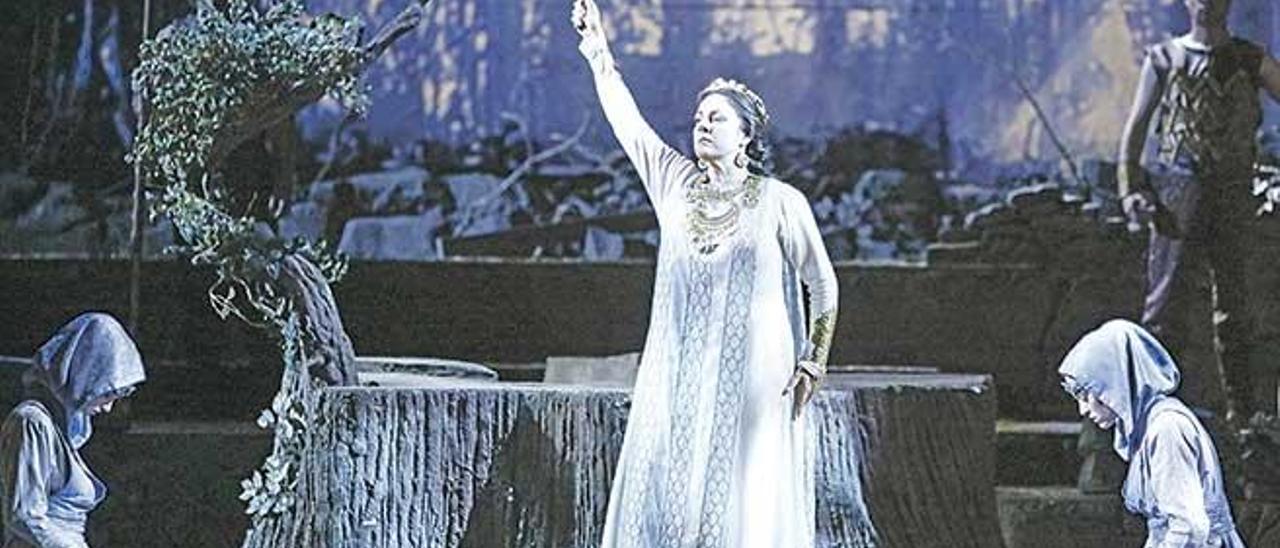 La soprano Yolanda Auyanet se mete en el papel de Norma.