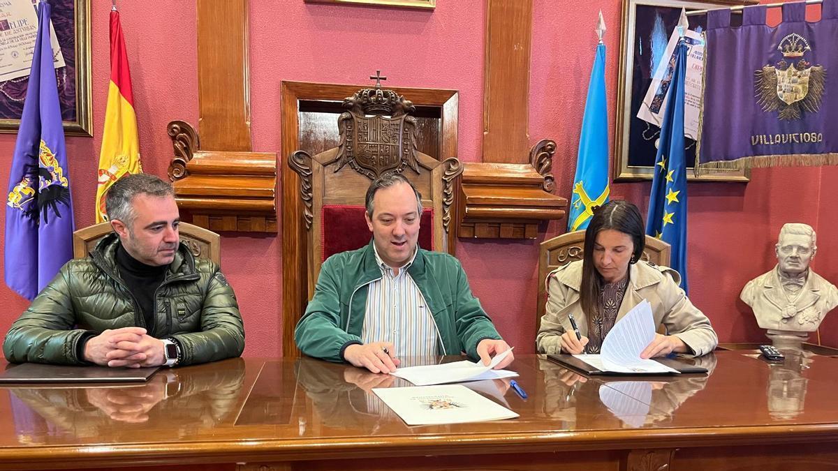 Por la izquierda, José Antonio Fernandez, director de la Banda de Música; el alcalde, Alejandro Vega, y María Dolores Solares Pérez, presidenta de la Asociación Amigos de la Música, durante la firma del convenio.