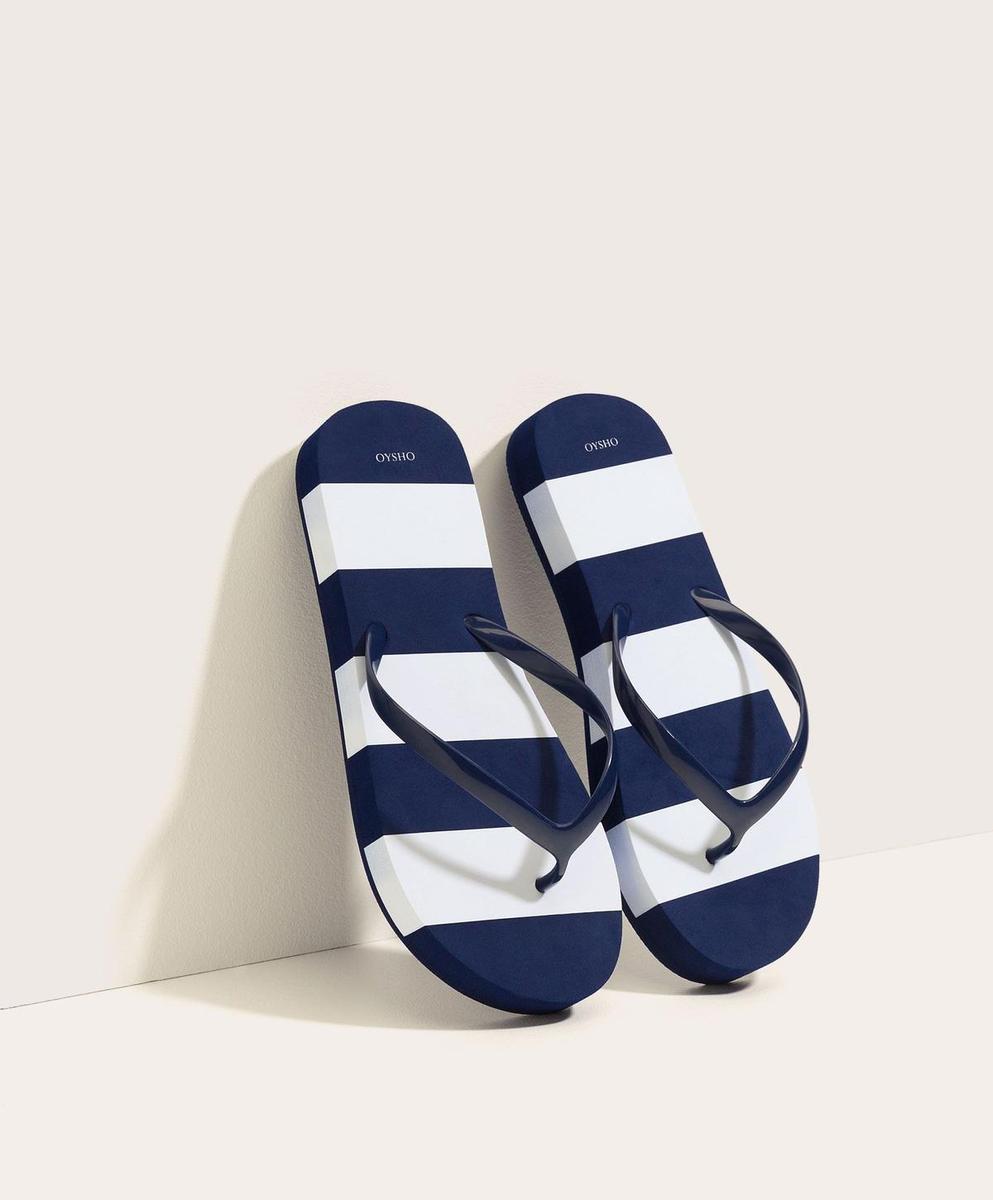 ¡Presume de chanclas!: De rayas marineras, de Oysho (9,99 euros).