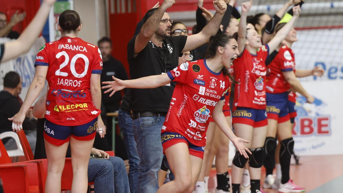 Isma Martínez y Aitana Santomé celebran la victoria del Orbe Zendal sobre el Mecalia en el play off.
