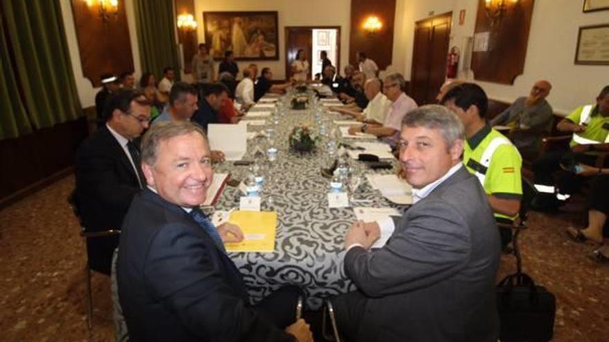 Moragues, delegado del Gobierno, y el alcalde de Oliva, ayer en la reunión con mandos policiales.
