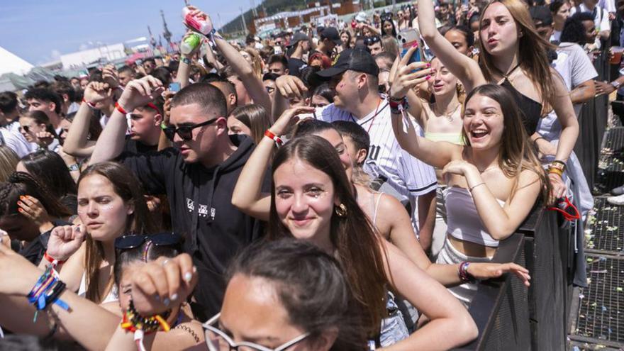 Asistentes al primer Reggaeton Beach Festival de Avilés. | María Fuentes