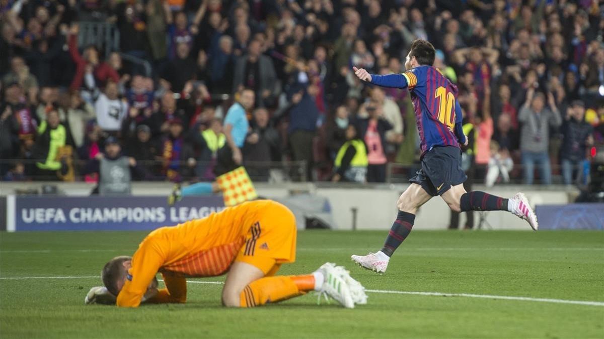 Messi festeja el 2-0 con un De Gea abatido tras su gran error en el Camp Nou.