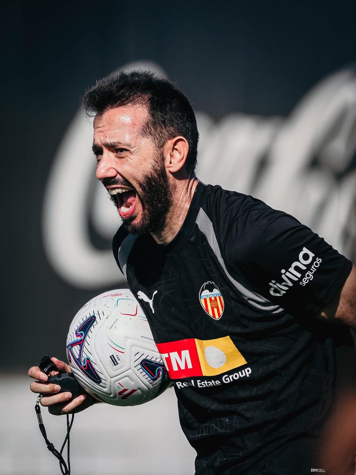Carlos Corberán da instrucciones al equipo en el entrenamiento del martes