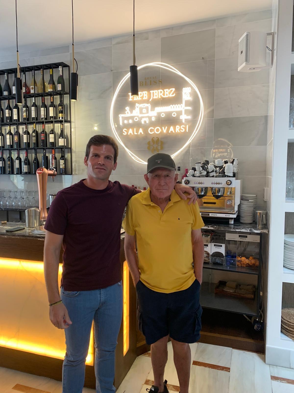 El mítico Pepe Jerez junto a Carlos Durán, actual propietario de la cervecería que lleva su nombre en la plaza de España de Badajoz.