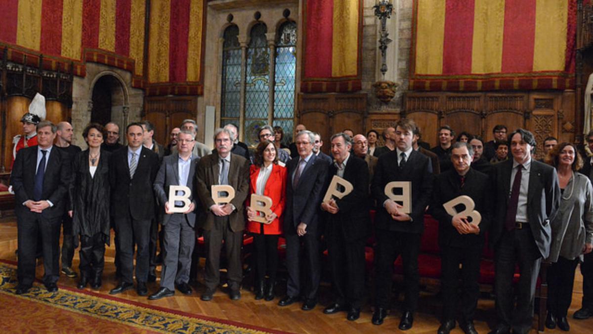 Xavier Trias con los galardonados con el premio Ciutat de Barcelona 2013, entre ellos Javier Pérez Andújar (tercero por la derecha).