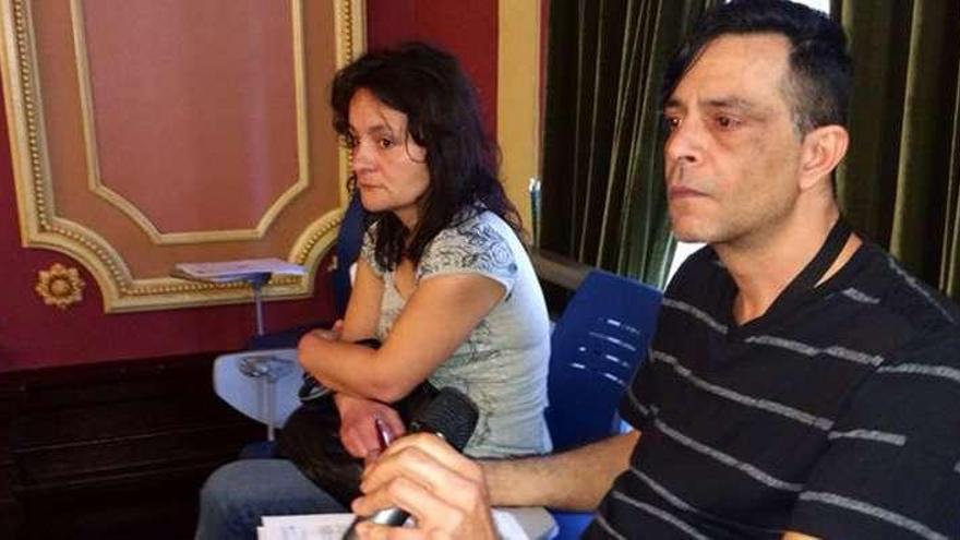 El matrimonio, durante su intervención en la parte final del pleno. // Jesús Regal